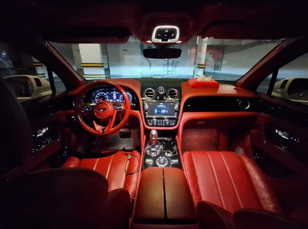 Car image 19