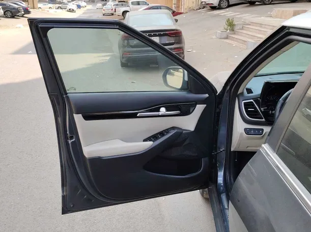 Car image 10