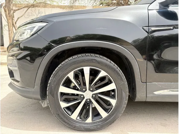 Car image 9