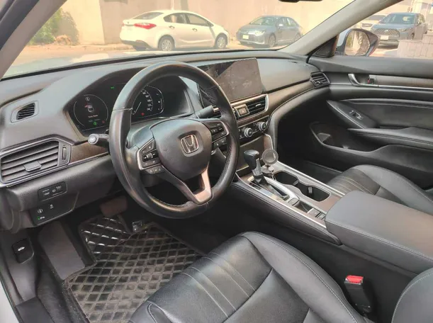 Car image 13