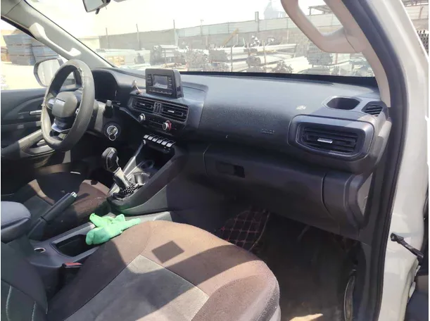 Car image 14