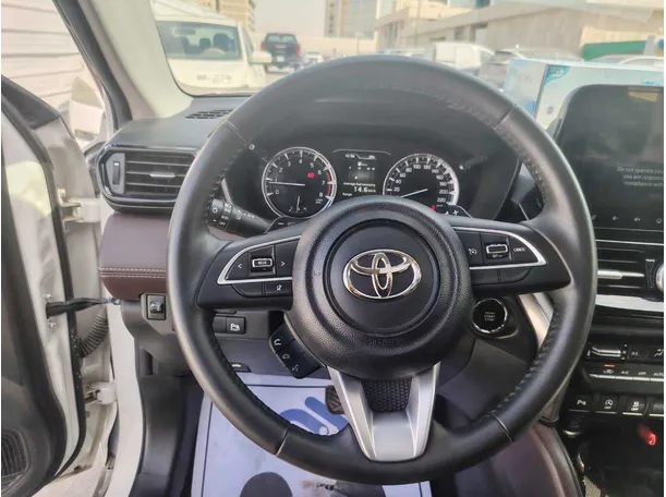 Car image 25