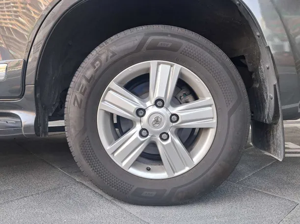 Car image 9