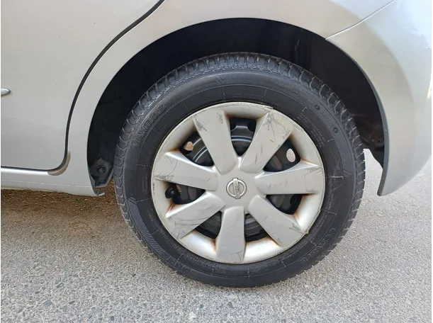 Car image 9