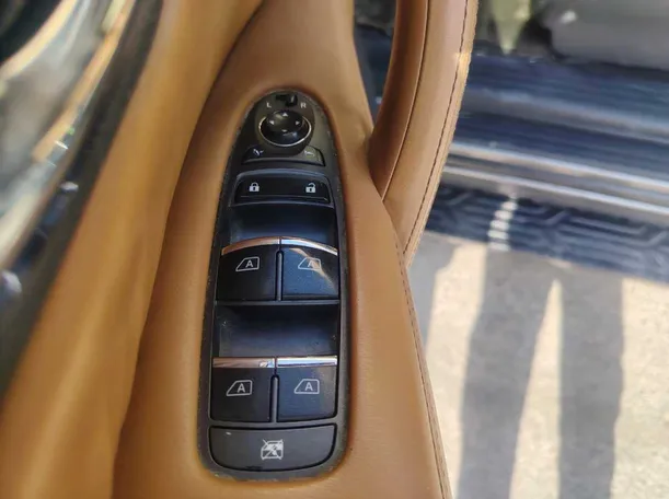 Car image 27