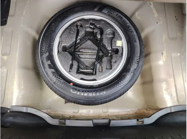 Car image 27