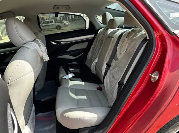 Car image 14