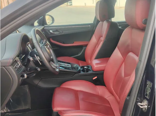 Car image 14