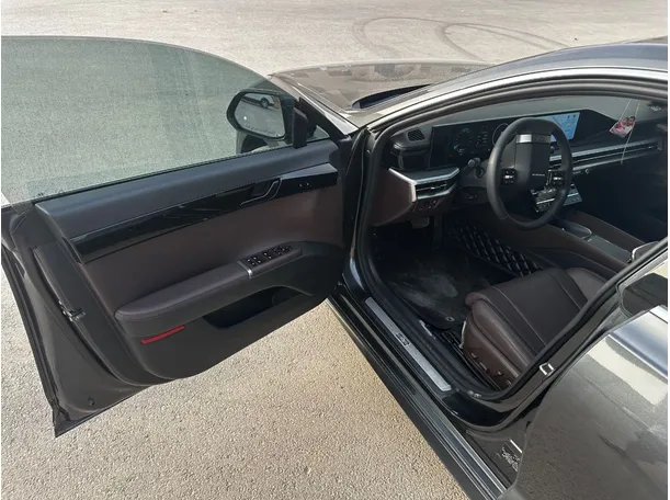 Car image 10