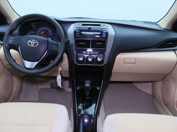 Car image 14