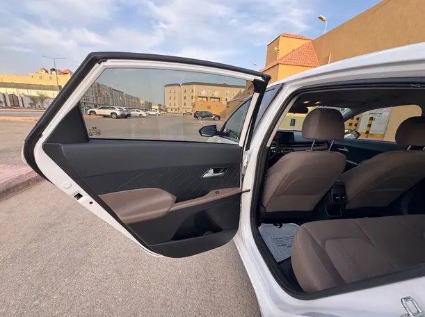 Car image 12