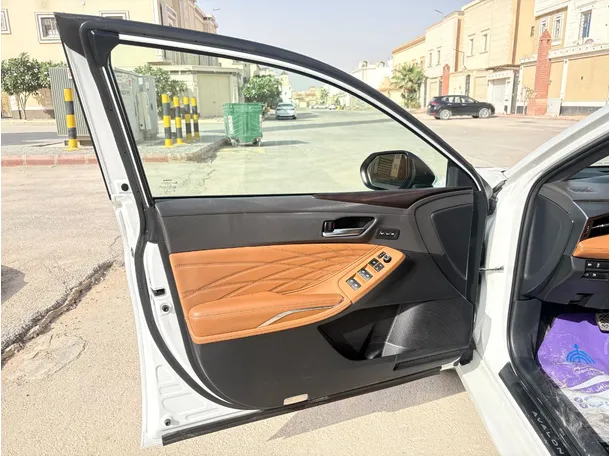 Car image 10