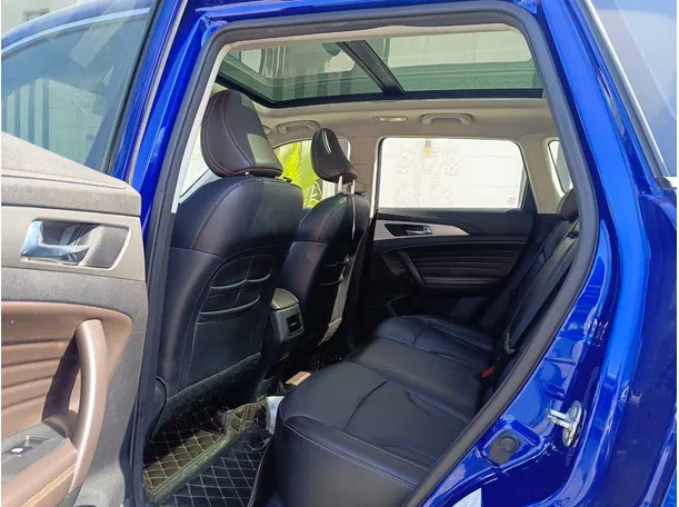Car image 18