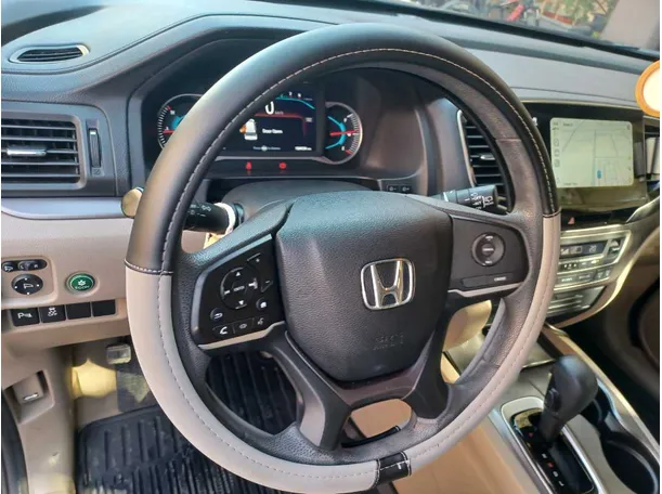 Car image 19