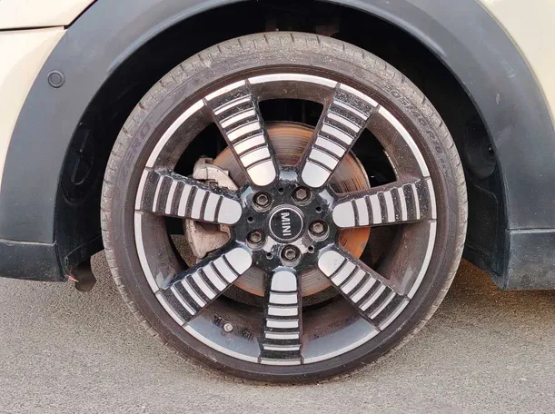 Car image 10