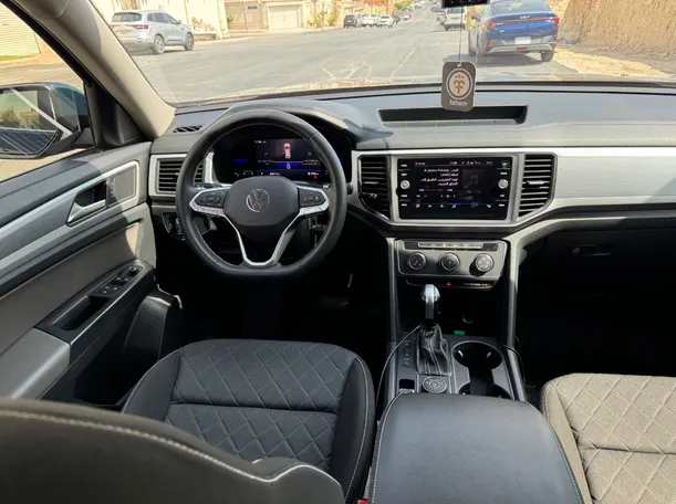 Car image 16