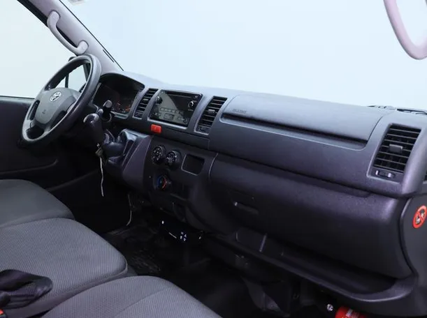 Car image 9
