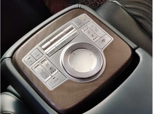 Car image 32