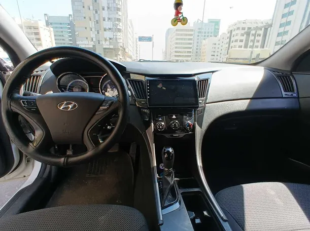 Car image 14