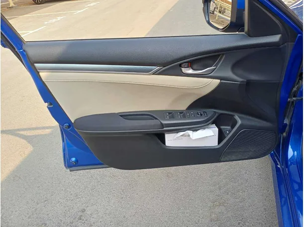 Car image 10