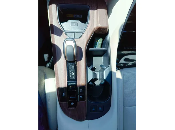 Car image 24