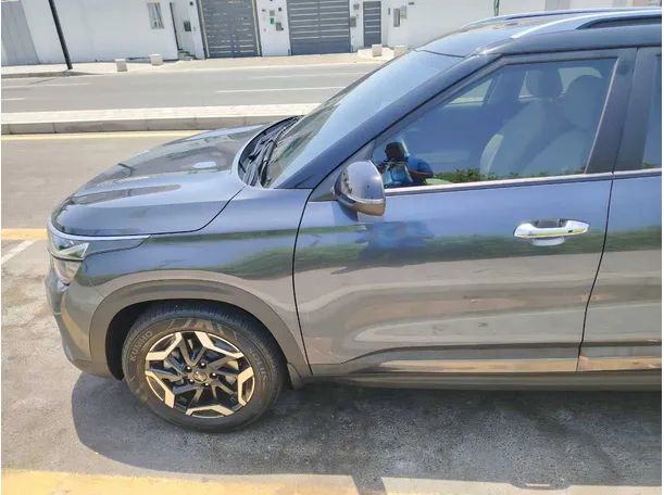 Car image 9