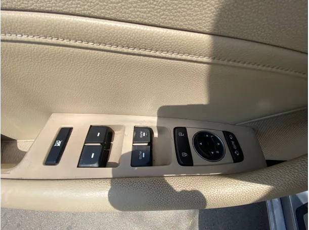 Car image 24