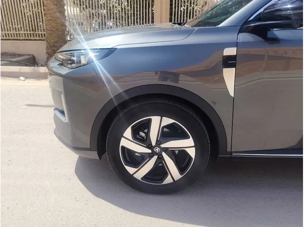 Car image 10