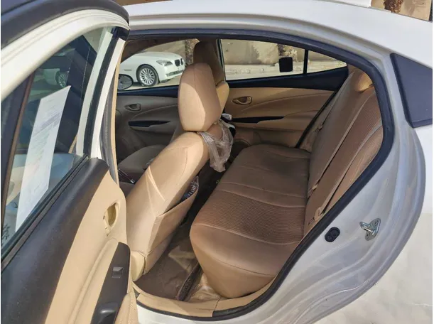 Car image 14