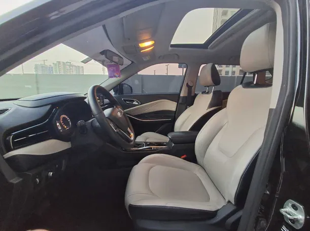 Car image 12