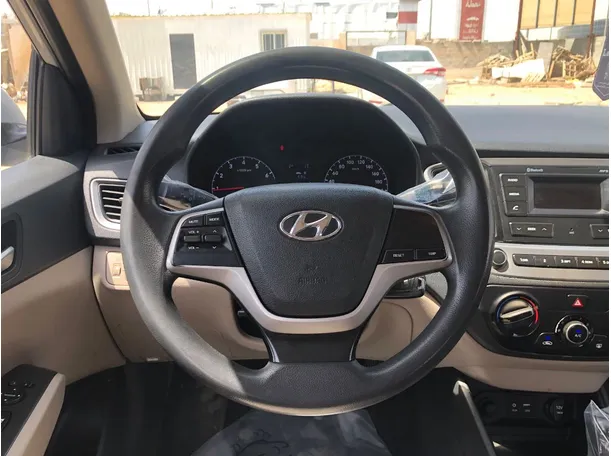 Car image 18