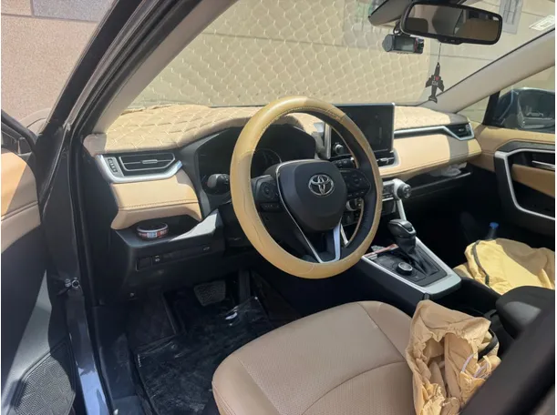 Car image 12