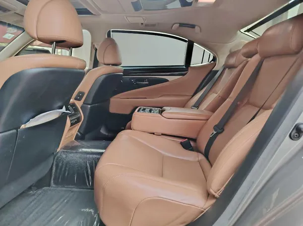 Car image 17