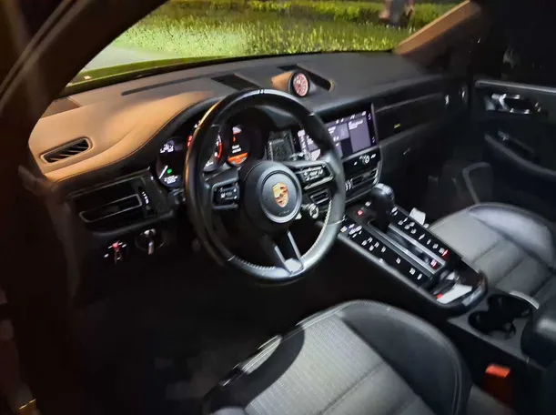 Car image 11