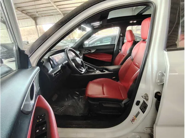 Car image 14