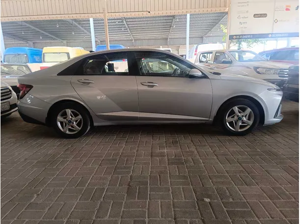 Car image 4