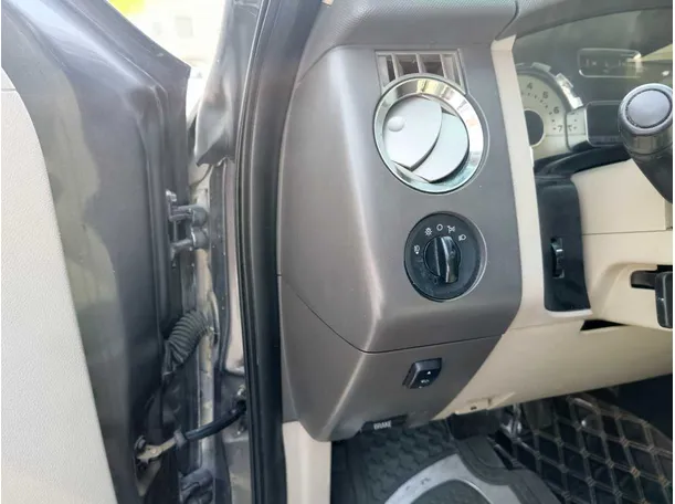 Car image 32