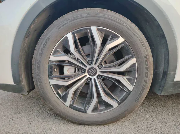 Car image 9