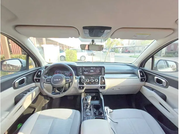 Car image 14