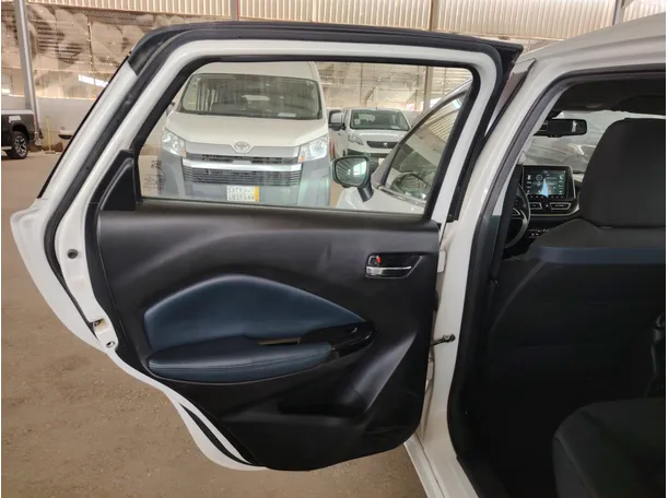 Car image 20