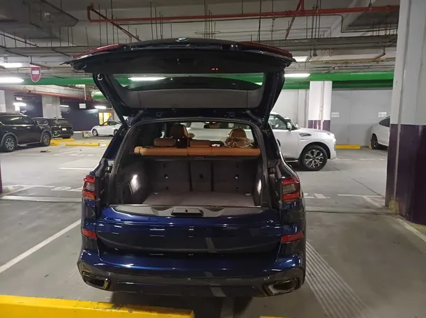 Car image 19