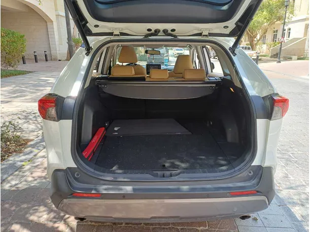 Car image 20