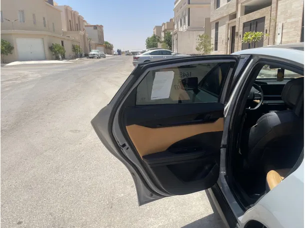 Car image 14