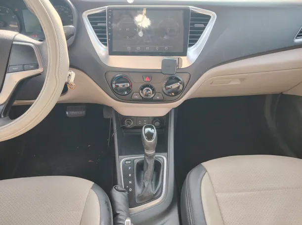 Car image 18