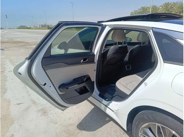 Car image 16