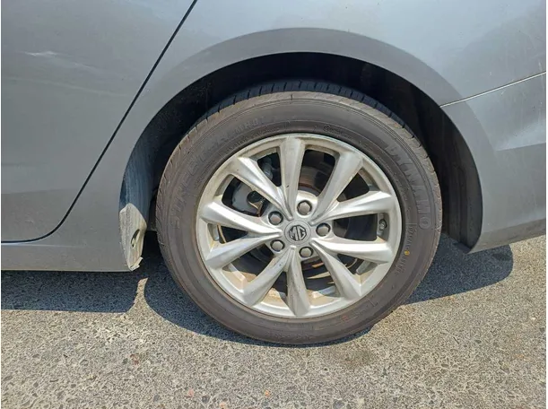 Car image 9