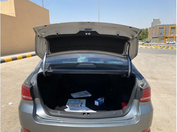 Car image 19