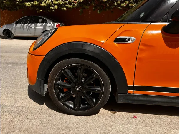 Car image 9