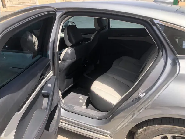 Car image 14