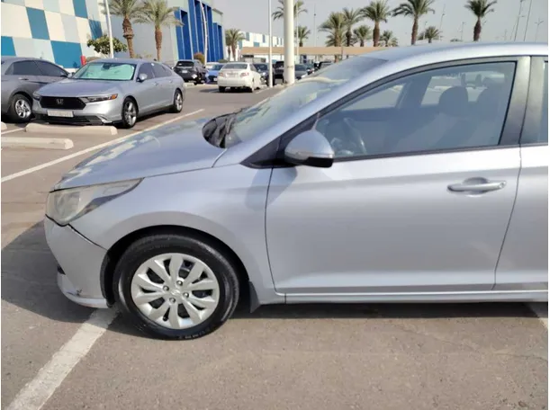 Car image 9